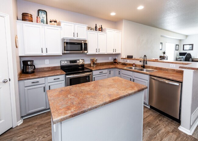 Building Photo - Spacious townhome with low maintenance.