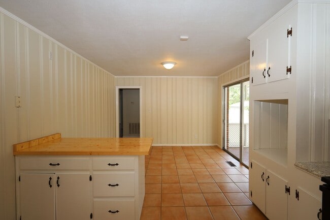 Building Photo - 1200 Dellwood Dr