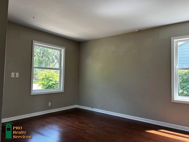 Building Photo - 3 Bedroom Bungalow in St. Louis Park