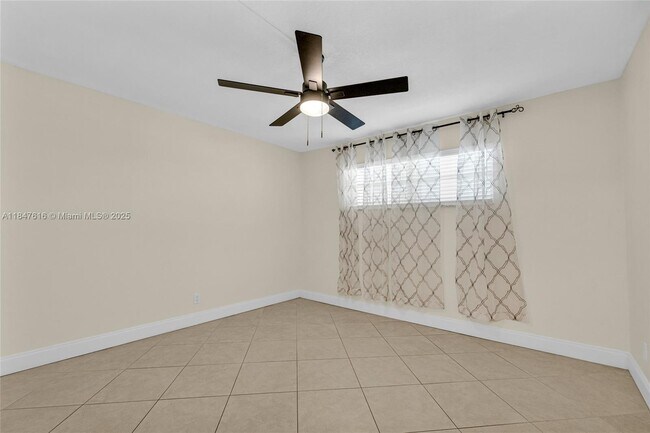 Building Photo - 681 S Hollybrook Dr