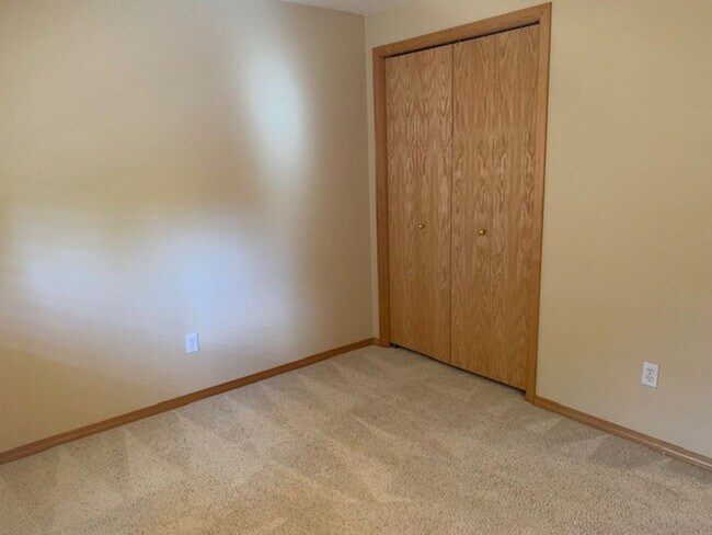 Building Photo - Leasing Special! 3 Bedroom House on Quarter Acre!