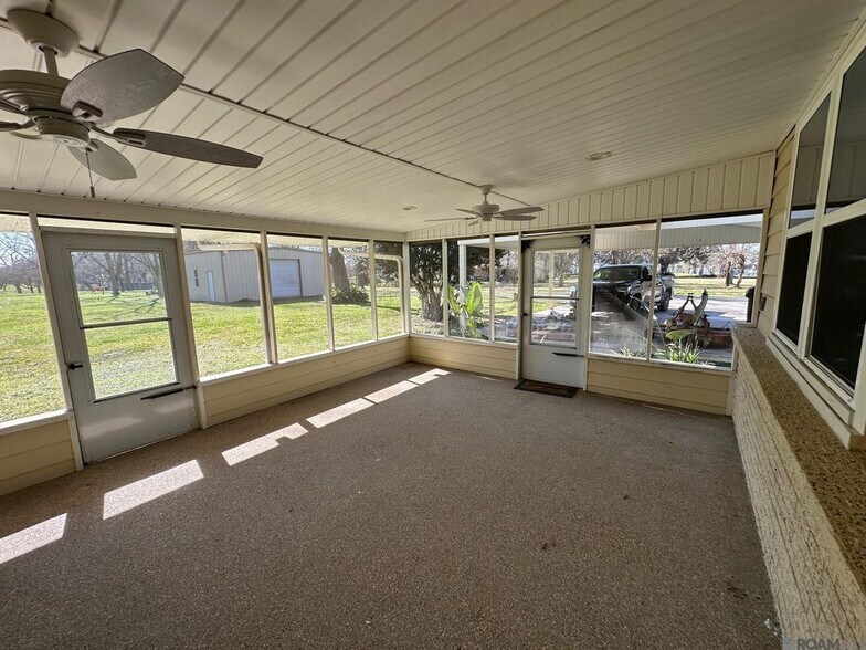 Building Photo - 9620 Island Rd