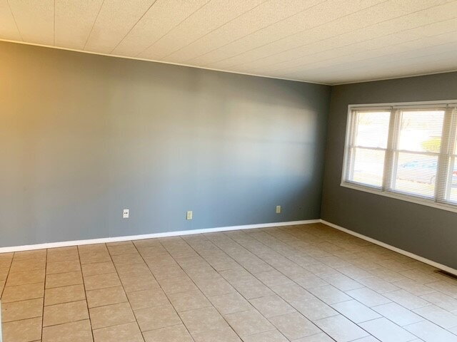 Building Photo - WEST SIDE 3BR RANCH HOME AVAILABLE NOW!