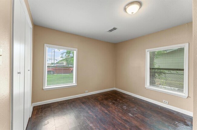 Building Photo - 3216 Avenue I