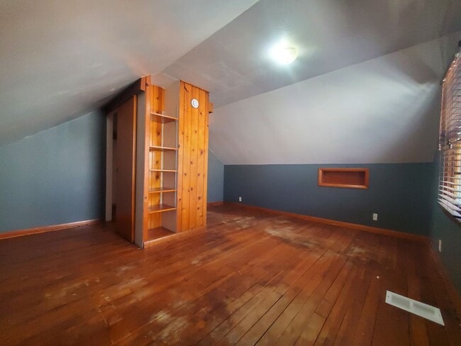 Building Photo - 3 Bedroom Single Family