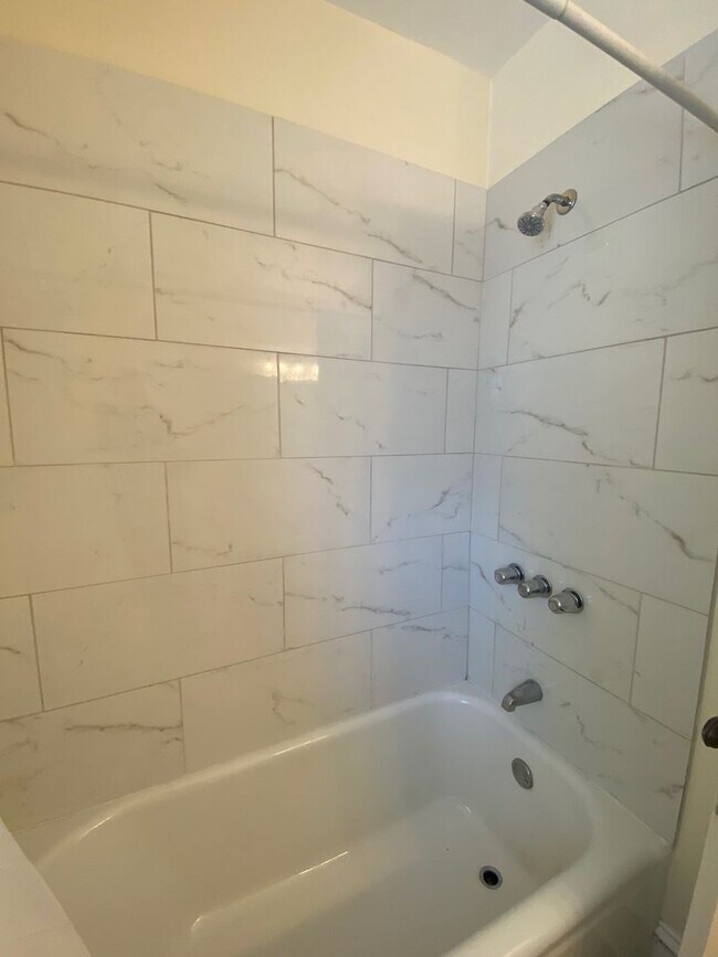 Building Photo - Large 1 Bedroom with Dining Room / Heat  &...