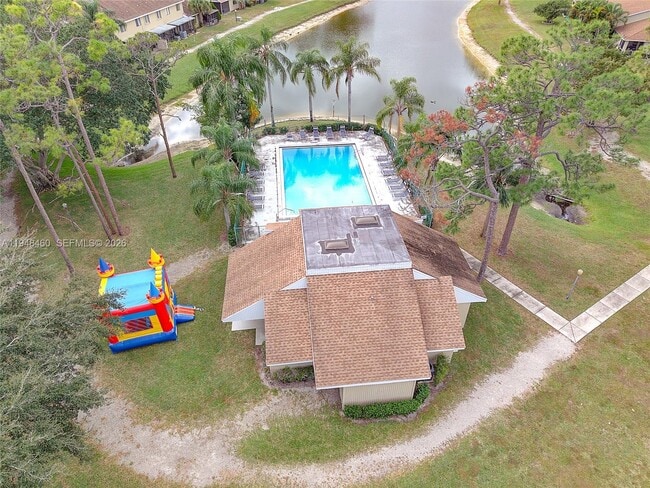 Building Photo - 505 Maplewood Dr