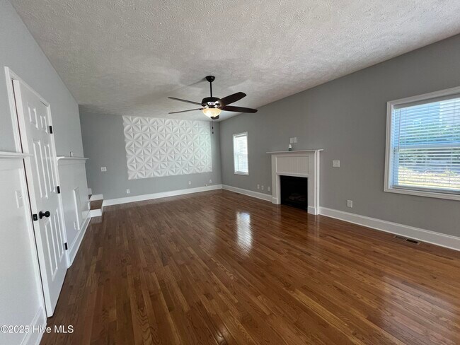 Building Photo - 127 Lightwater Dr