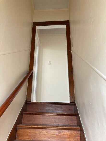 Stair top - 4320 Jena St