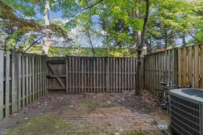 Building Photo - Wonderful, 4 level Arlington Brick townhome!