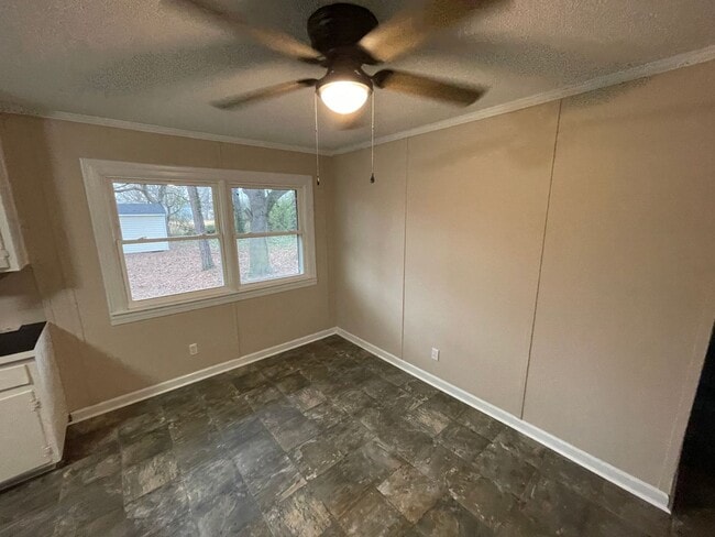 Building Photo - 4 Bedroom Brick House - Vouchers Accepted