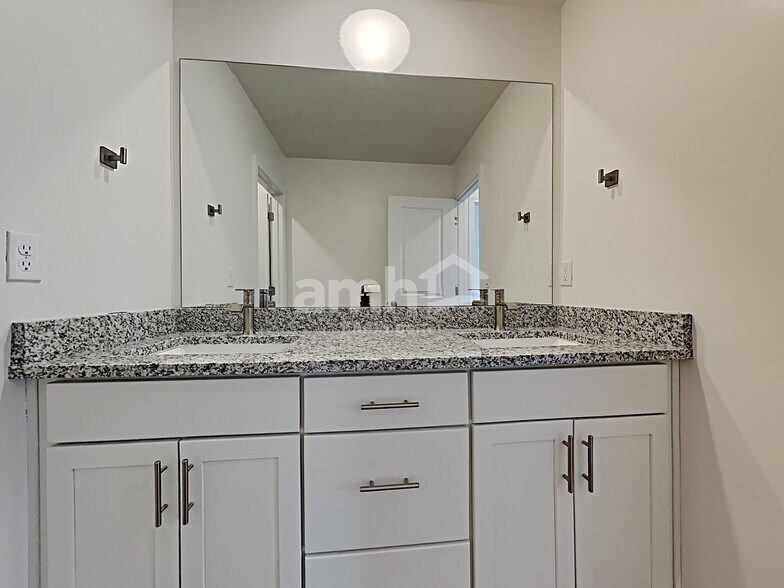 Building Photo - 6101 W Arranmore Dr