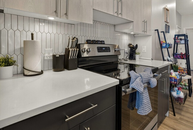 Building Photo - 1424 N Park Pl