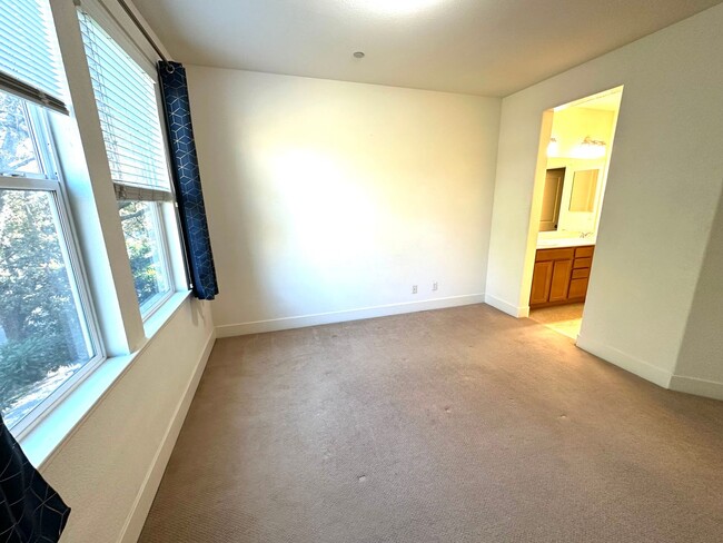 Building Photo - Welcome to modern luxury living in the heart of Midtown Sacramento!