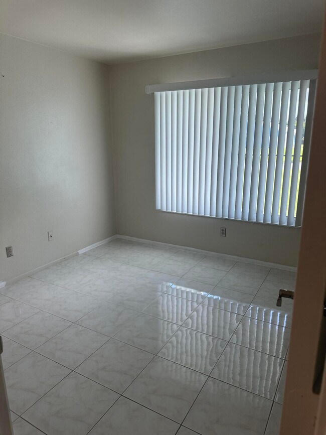 Building Photo - 1592 SE Burning Ct