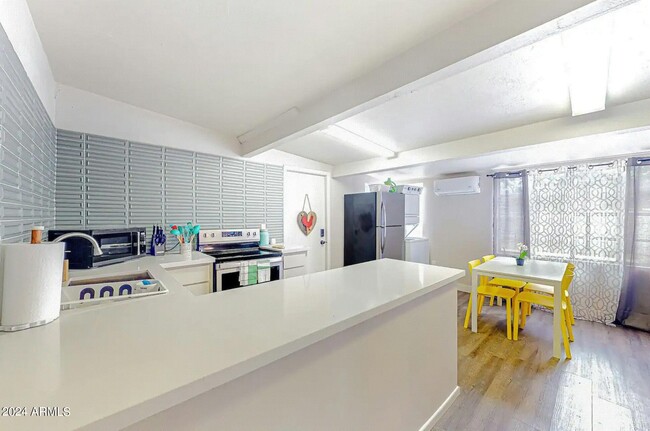 Building Photo - 707 E University Dr