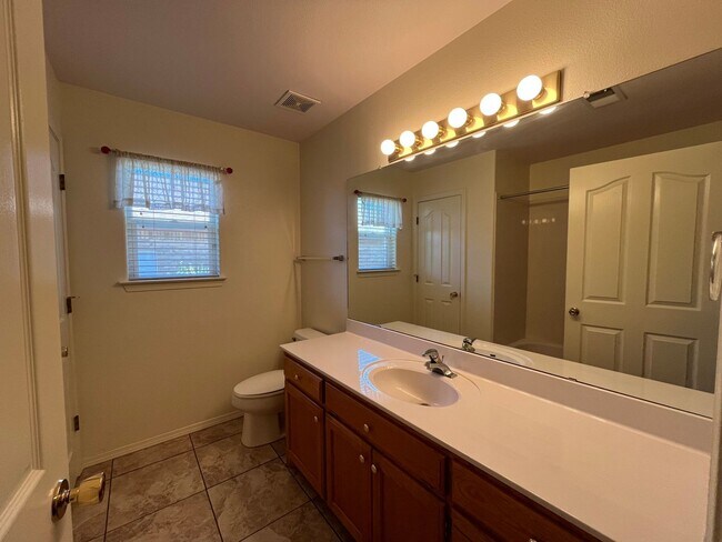 Building Photo - Quaint 3 Bedroom 2 Bathroom Home In Quinte...