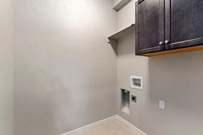 Building Photo - 6330 W Tierra Ln