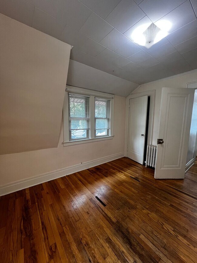 Building Photo - 2 Bed, 1 Bath- Single Family For Rent in t...