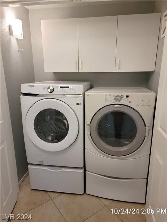 Building Photo - GREEN VALLEY 1ST FLOOR UNIT WITH ATTACHED ...