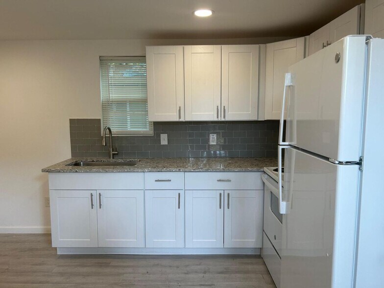 Building Photo - 423 E Sears St