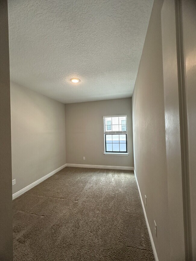 Building Photo - Stylish 3-Bedroom Townhouse with 2.5 Baths...
