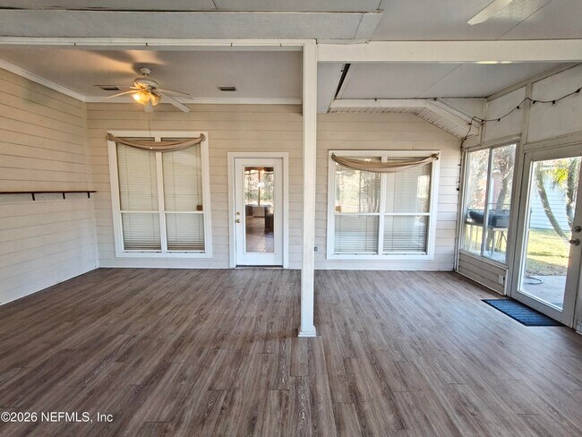 Building Photo - 1563 Lakeway Dr