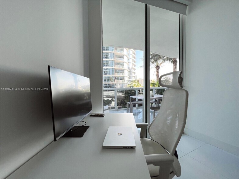 Building Photo - 15811 Collins Ave