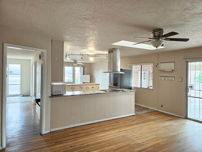 Building Photo - 2701 Cagua Dr NE