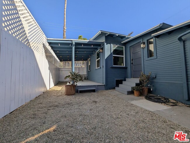 Building Photo - 1015 Granville Ave