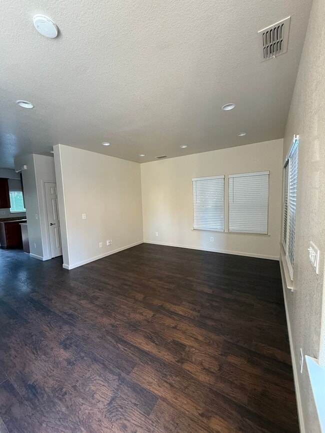 Building Photo - 3 Bedroom Home Close to Gym and Shopping-$1,000 OFF First Month's Rent