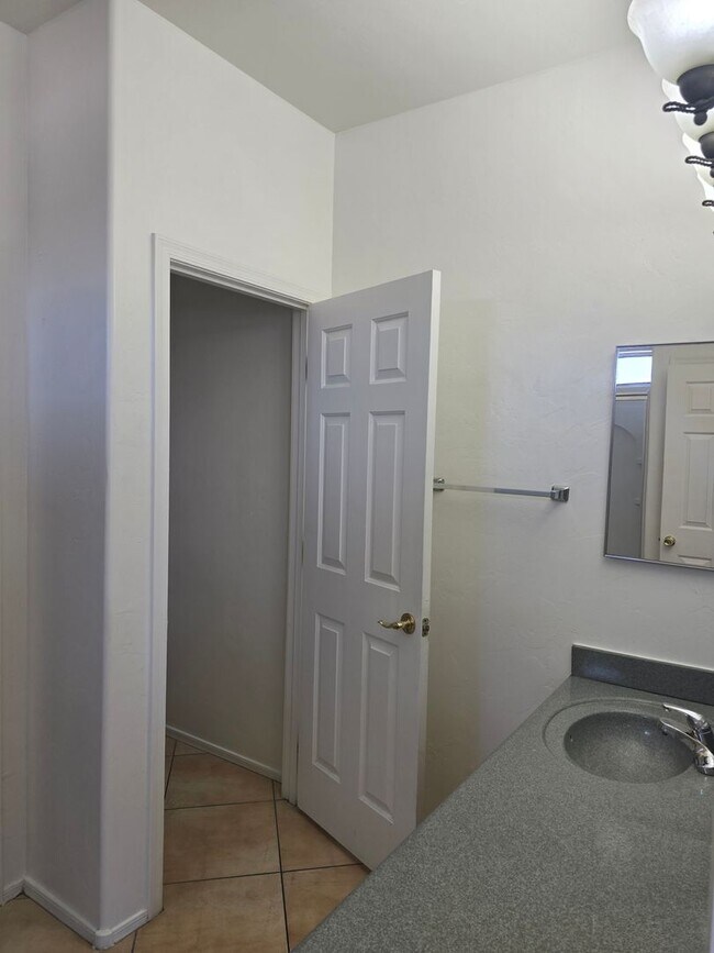 Building Photo - Large 4 bedroom home with Den - Corner lot...
