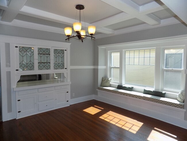 Building Photo - 3 Bedroom/2 Bathroom Craftsman | Master wi...