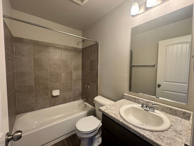 Building Photo - Updated 3 Bedroom in Enclaves at Mountain ...
