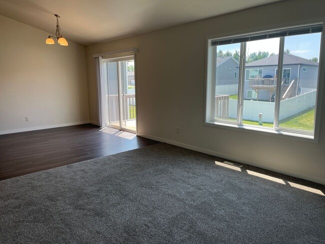 Building Photo - 3 Bed 3 Bath Single Family Home