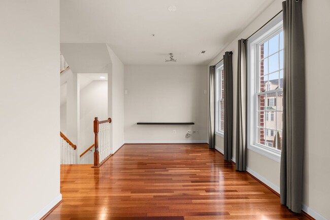 Building Photo - 3 Bed 2.5 Bath - Gaithersburg Townhouse - ...