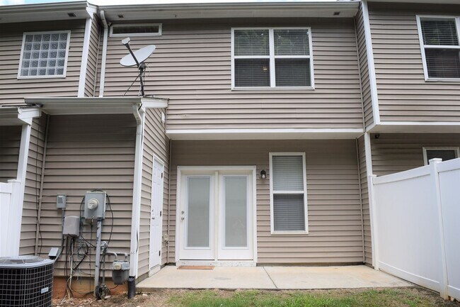 Building Photo - Beautiful Townhome - Great Location