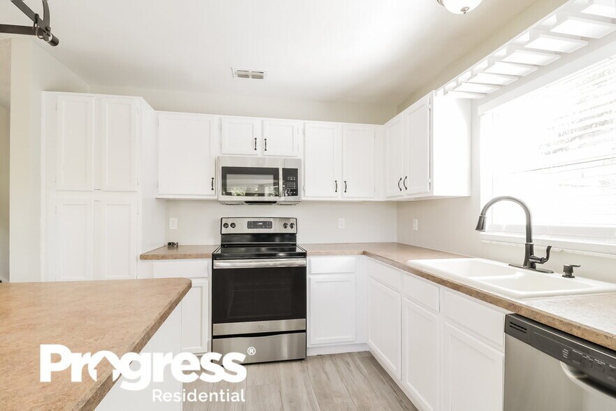 Building Photo - 631 Cave Hollow Ln