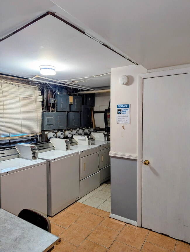 Building Photo - 406 E 109th St