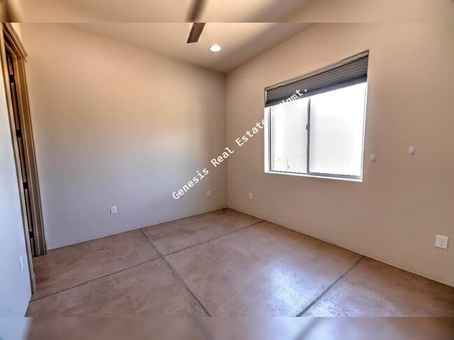 Building Photo - "Spacious Tucson Retreat with Granite Elegance and Cozy Fireplace – 4 Bed, 3.5 Bath Gem!"