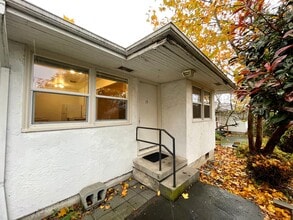 Building Photo - Charming 1 bedroom available in Woodlawn T...