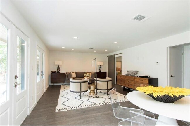 Building Photo - 1410 Hyde Park Blvd