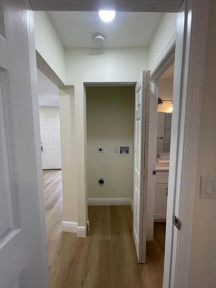 Building Photo - 302 N Tamarind Ave