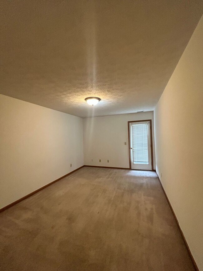 Building Photo - 3 Bedroom Townhome - Short Term Lease Available!