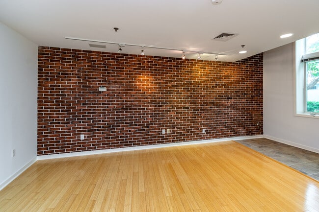 Building Photo - 36 Moore St