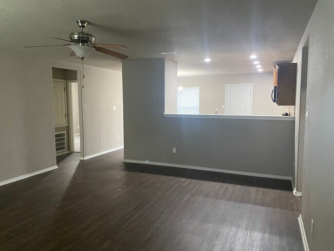 Building Photo - 501 Ridge Point Dr