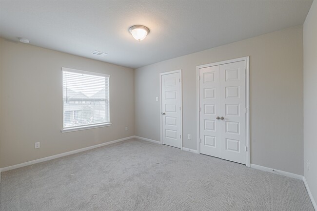Building Photo - 3002 Roberta Sue Dr