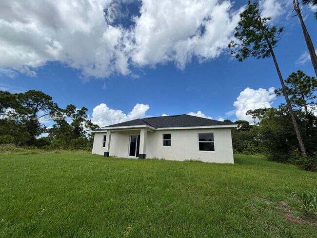 Building Photo - 1018 Maddock St E