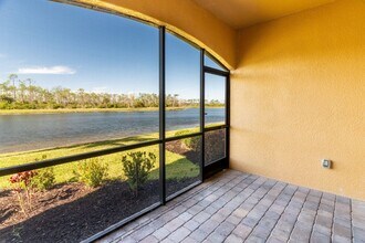 Building Photo - Stunning 2BR/2BA Acqua Ct. First-Floor Uni...