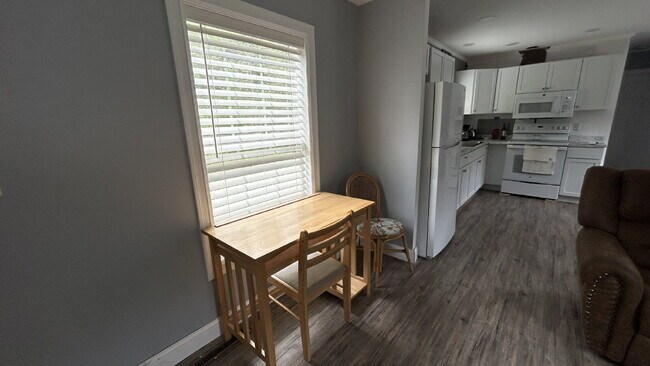 Building Photo - A rare find! Quiet country living in a single-level, 3 bed/2 bath home in Kennebunk!